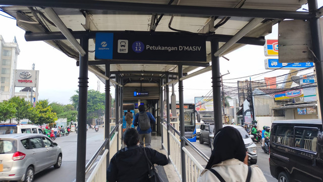 Suasana di Halte Petukangan D'masiv, Jakarta Selatan, Senin (30/3/2026). Foto: Zamachsyari/kumparan