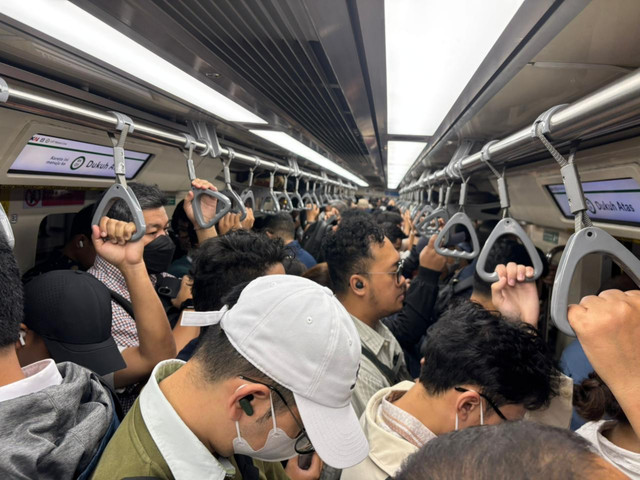 Suasana di dalam gerbong LRT Bekasi Line pada hari pertama kerja, Senin (30/3/2026). Foto: Abid Raihan/kumparan