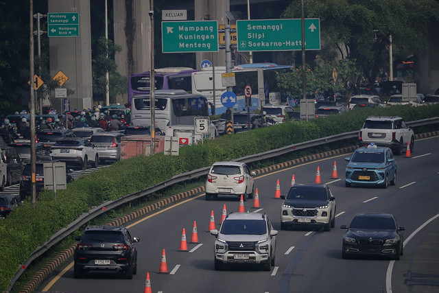 Kepadatan terjadi di ruas Tol Dalam Kota, Jalan Gatot Subroto, Jakarta, pada hari pertama masuk kerja, Senin (30/3/2026). Foto: Jamal Ramadhan/kumparan