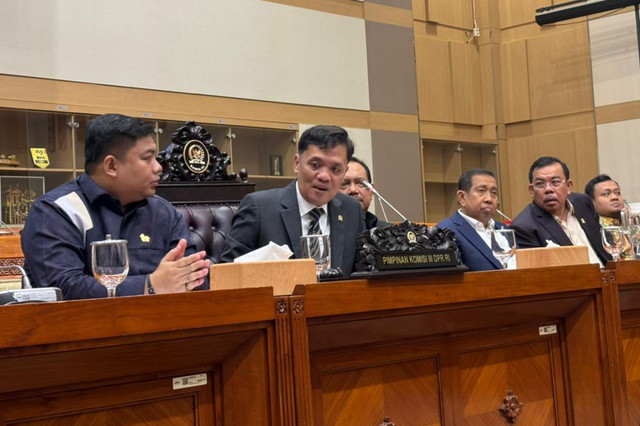 Suasana rapat dan konferensi pers Komisi III DPR RI terkait kasus yang menimpa, Amsal Christy Sitepu, videografer asal Karo yang didakwa mark up anggaran pembuatan video profil 20 desa di Kompleks DPR RI, Senayan, Jakarta, Senin (30/3/2026). Foto: Abid Raihan/kumparan