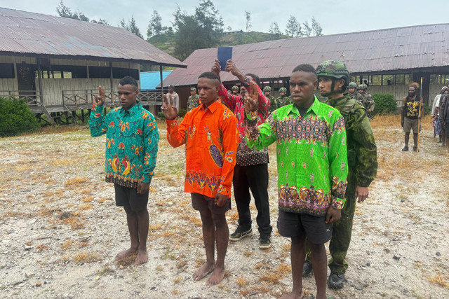 Tiga orang eks anggota kelompok TPNPB-OPM secara resmi menyatakan ikrar setia kepada Negara Kesatuan Republik Indonesia (NKRI) yang digelar di SD Inpres 1 Sinak, Distrik Sinak, Kabupaten Puncak, Papua Tengah, Sabtu (28/3/2026). Foto: Kabidpenum Puspen TNI Kolonel Laut (P) Agung Saptoadi