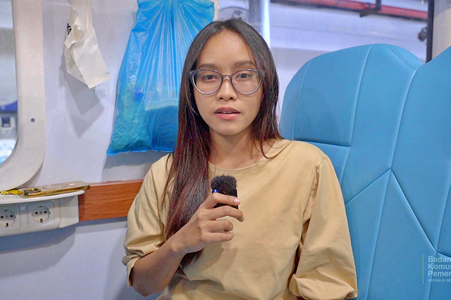 Seorang penumpang wanita yang menaiki Kereta Ekonomi Kerakyatan. Foto: Dok. Bakom RI