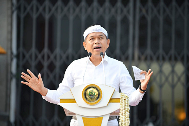 Gubernur Jawa Barat, Dedi Mulyadi saat mengikuti silaturahmi bersama pegawai Pemerintah Daerah Provinsi Jawa Barat dan para kepala daerah se-Jawa Barat di Gedung Sate, Senin (30/3/2026). Foto: Dok. Humas Pemprov Jabar