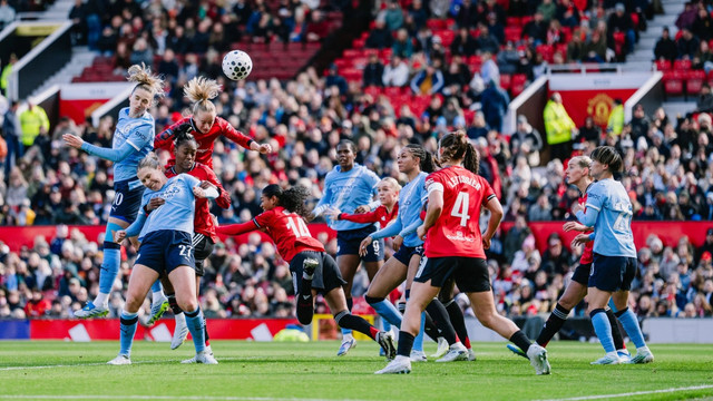 Perebutan bola antara Vivianne Miedema (kiri) dengan pemain Manchester United pada lanjutan pekan laga ke 19 Foto: Manchester City