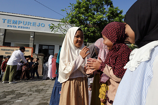 Sejumlah siswa bersalaman dengan temannya pada hari pertama masuk sekolah di SD Negeri Tempurejo 1, Kota Kediri, Jawa Timur, Senin (30/3/2026). Foto: Prasetia Fauzani/ANTARA FOTO