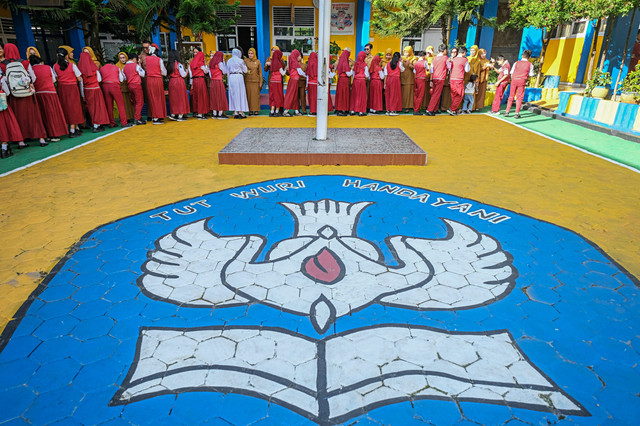 Siswa berbaris untuk mencium tangan gurunya saat halalbihalal pada hari pertama masuk sekolah di SDN 84 Kendari, Kota Kendari, Sulawesi Tenggara, Senin (30/3/2026). Foto: Andry Denisah/ANTARA FOTO