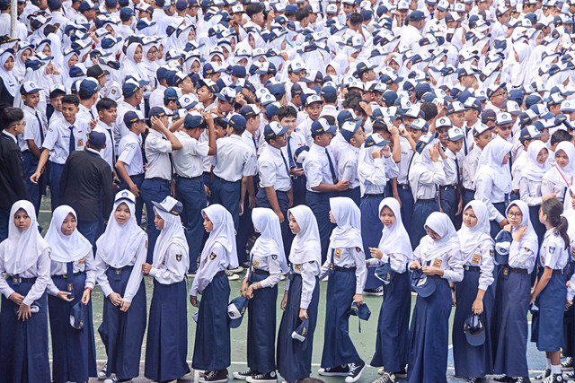 Sejumlah siswa antre saat bersalaman dengan guru pada hari pertama masuk sekolah pascalibur Lebaran di SMP Negeri 1 Ciamis, Kabupaten Ciamis, Jawa Barat, Senin (30/3/2026). Foto: Adeng Bustomi/ANTARA FOTO