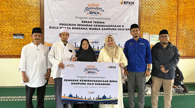 Penyerahan Program Semarak Kewirausahaan dan Buka Bersama Warga Kampung Haji Sukabumi (Sumber : DT Peduli)