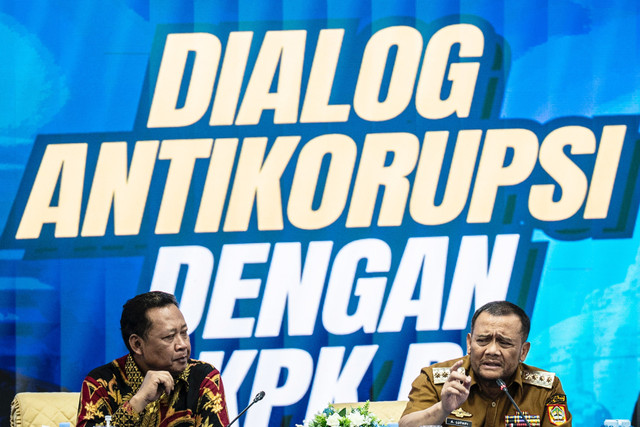 Gubernur Jawa Tengah Ahmad Luthfi (kanan) disaksikan Wakil Ketua KPK Fitroh Rohcahyanto (kiri) berbicara dalam acara dialog antikorupsi antara KPK dengan Pemprov Jawa Tengah di Semarang, Jawa Tengah, Senin (30/3/2026). Foto: Aprillio Akbar/ANTARA FOTO