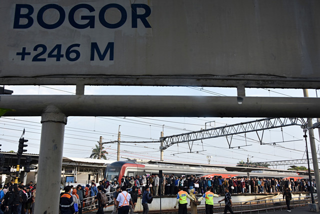 Sejumlah penumpang KRL Commuter Line berjalan di peron Stasiun Bogor saat hari pertama kerja pascalibur Lebaran di Kota Bogor, Jawa Barat, Senin (30/3/2026). Foto: Arif Firmansyah/ANTARA FOTO