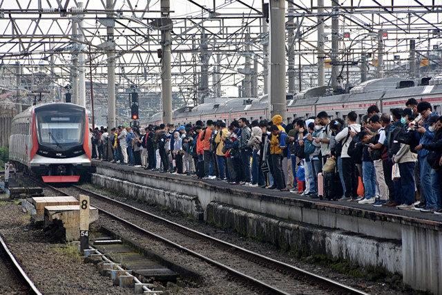 Sejumlah penumpang antre menunggu kedatangan KRL Commuter Line saat hari pertama kerja pascalibur Lebaran di Stasiun Bogor, Jawa Barat, Senin (30/3/2026). Foto: Arif Firmansyah/ANTARA FOTO
