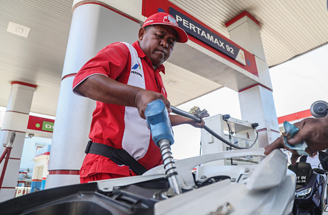Petugas mengisi BBM jenis Pertamax ke tangki sepeda motor konsumen di salah satu SPBU Pertamina di Ternate, Maluku Utara, Senin (30/3/2026). Foto: Andri Saputra/ANTARA FOTO