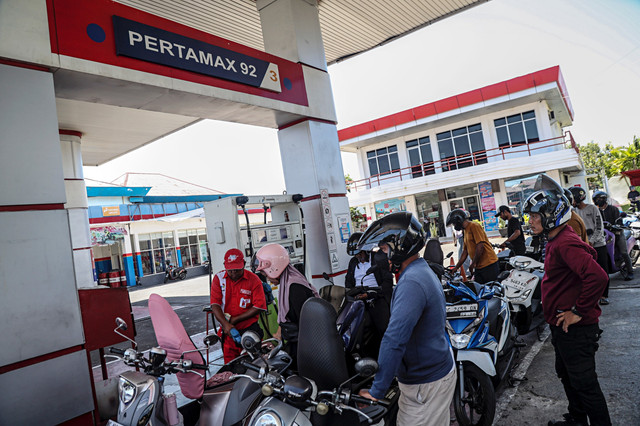 Petugas mengisi BBM jenis Pertamax ke tangki sepeda motor konsumen di salah satu SPBU Pertamina di Ternate, Maluku Utara, Senin (30/3/2026). Foto: Andri Saputra/ANTARA FOTO