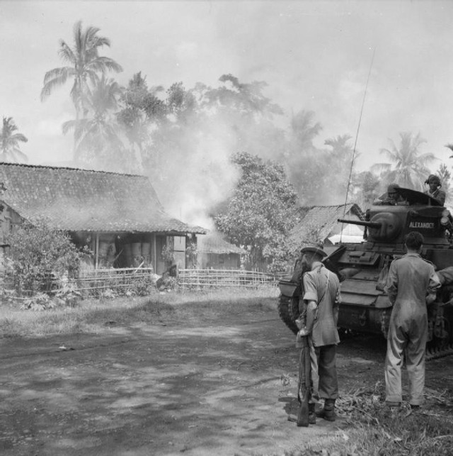 Pasukan Inggris di Ambarawa membakar sebuah desa sebagai pembalasan atas penahanan kaum nasionalis Indonesia atas tawanan Belanda, 1945. Foto: Wikipedia.org (gambar domain publik dan bebas hak cipta)
