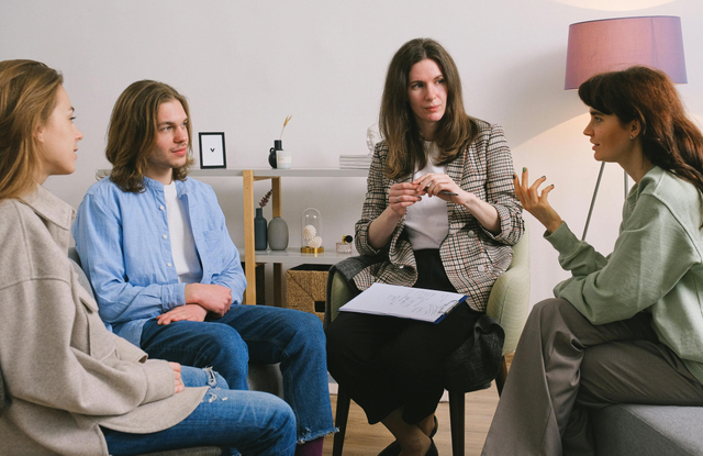 Ilustrasi pemimpin yang memberikan arah. Foto: Pexels