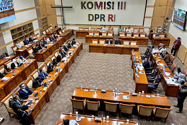 Suasana RDPU Komisi III DPR RI bersama Ketua Umum Peradi SAI Harry Ponto dan Ketua Umum Kongres Advokat Indonesia Siti Jamaliah Lubis terkait RUU Hukum Acara Perdata di Gedung DPR, Senin (30/3/2026). Foto: Abid Raihan/kumparan