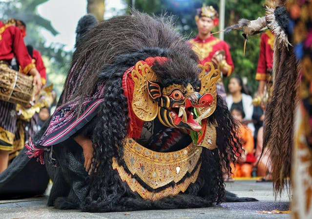 Tari Warok merupakan salah satu bagian dalam kesenian Reog Ponorogo. Sumber foto: pexels.com