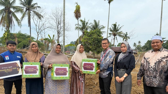 CIMB Niaga Syariah Bagikan Bingkisan Lebaran untuk Korban Terdampak banjir Bandang di Kota Padang (Sumber : DT Peduli)