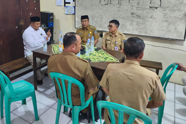 Dinas Pendidikan dan Dinas Kesehatan Kota Depok mengunjungi lokasi sekolah oknum guru yang menawarkan jasa seksual di Depok, Senin (30/3/2026). Foto: Dok. kumparan
