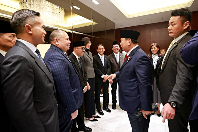 Presiden Prabowo Subianto, bersama Menteri Pariwisata Widiyanti Putri Wardhana (kelima kiri), saat melakukan kunjungan ke Tokyo, Jepang. Foto: Dok. Kemenpar
