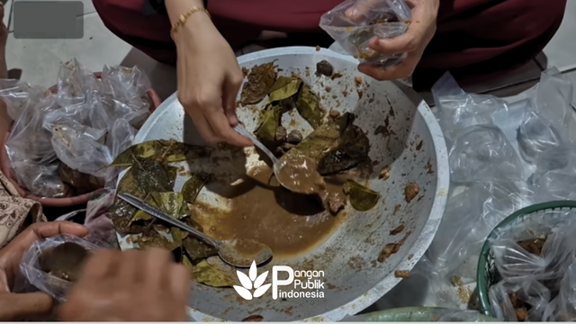 Foto Packing Rempah Masakan Pangan Publik (Sumber: dokumentasi pribadi/kredit foto)