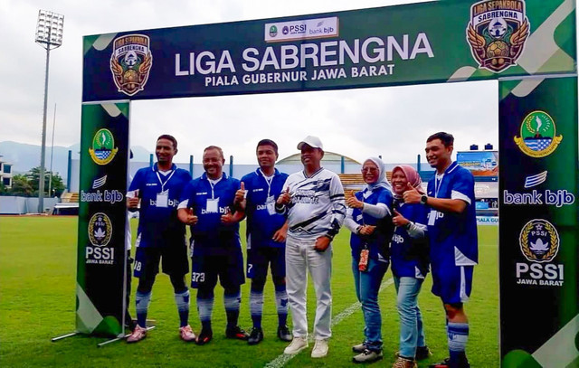 Gubernur Jawa Barat, Dedi Mulyadi (tengah), berfoto bersama saat menghadiri Pembukaan Piala Gubernur Liga Sepak Bola Sabrengna Tahun 2026, Senin (30/3/2026). Foto: Abisatya Ramdhani/kumparan