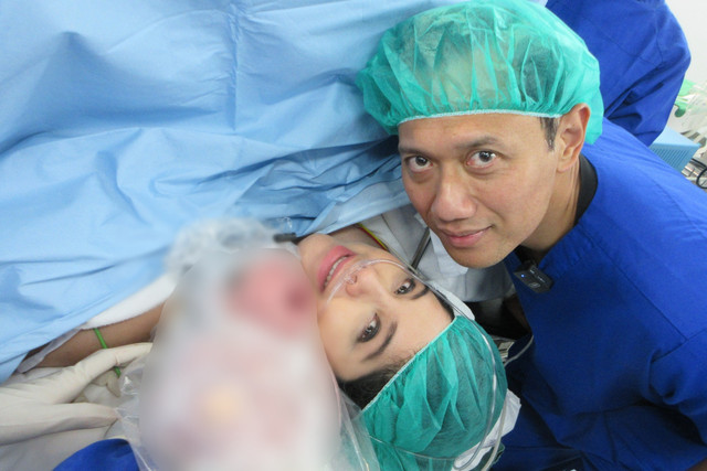 AHY dan Istrinya saat melahirkan putra keduanya di RS Pondok Indah. Foto: Dok. Pribadi