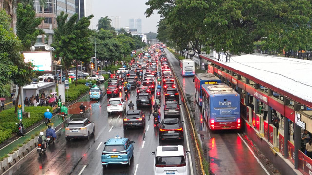 Kondisi lalu lintas hari pertama kerja setelah lebaran di senayan dari JPO Halte senayan bank jakarta (30/3/2026). Foto: Kevin Daniel/kumparan