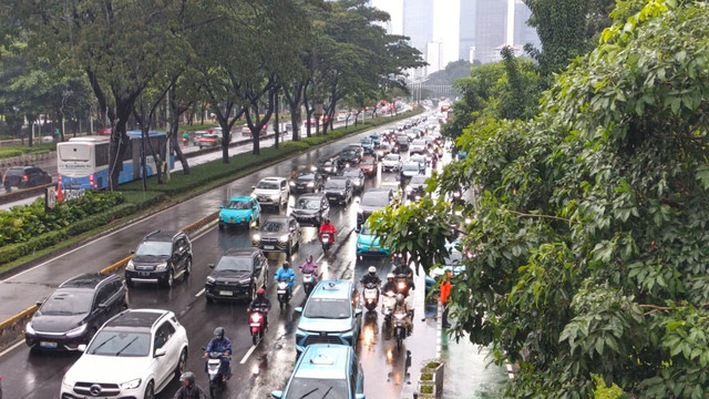 Kondisi lalu lintas hari pertama kerja setelah lebaran di senayan dari JPO Halte senayan bank jakarta (30/3/2026). Foto: Kevin Daniel/kumparan