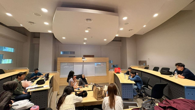 situasi kesibukan di ruang meeting . Sumber foto : aldridge christian seubelan