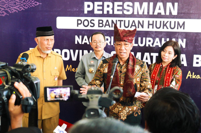 Menteri Hukum Supratman Andi Agtas dalam peresmian 1.265 Posbankum di Sumbar.  Foto: Kementerian Hukum