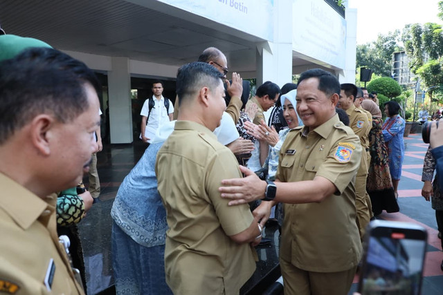 Mendagri Tito Karnavian saat memberikan amanat dalam halal bihalal di Kantor Pusat Kemendagri, Jakarta, Senin (30/3/2026). Foto: Kemendagri RI