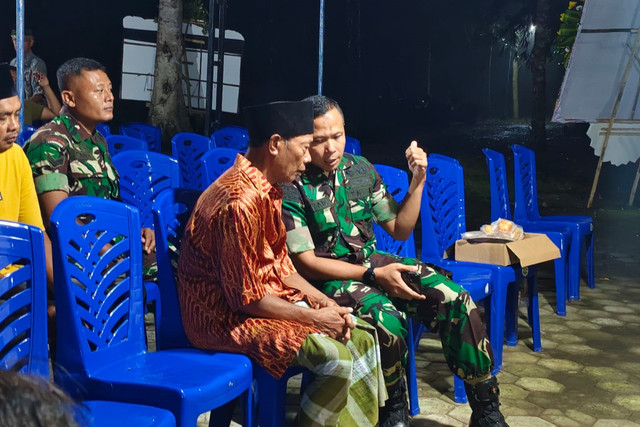 Komandan Kodim 0731/Kulon Progo Letkol Inf Dyan Niti Sukma (kanan) berbincang dengan ayah Prajurit Kepala (Praka) Farizal Rhomadhon, Senam, saat melayat ke rumah duka, Senin (30/3/2026). Foto: Arfiansyah Panji Purnandaru/kumparan