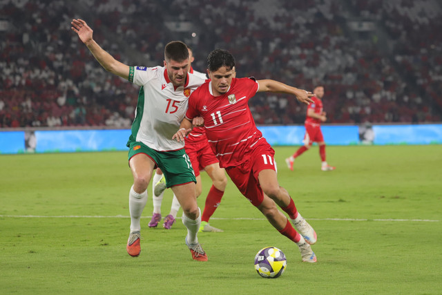 Pemain Timnas Indonesia Ragnar Oratmangoen berusaha melewati pemain Timnas Bulgaria Petko Hristov pada pertandingan FIFA Series 2026 di Stadion Utama Gelora Bung Karno (SUGBK), Senayan, Jakarta, Senin (30/3/2026). Foto: Jamal Ramadhan/kumparan