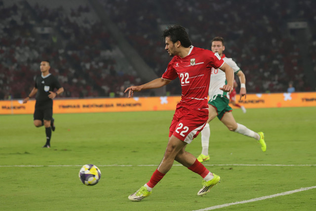 Pemain Timnas Indonesia Nathan Tjoe-A-On memberikan umpan kepada rekannya saat melawan Timnas Bulgaria pada pertandingan FIFA Series 2026 di Stadion Utama Gelora Bung Karno (SUGBK), Senayan, Jakarta, Senin (30/3/2026). Foto: Jamal Ramadhan/kumparan