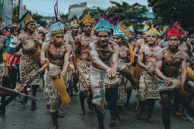 Tari Seka adalah salah satu warisan budaya khas masyarakat Kamoro, Papua. Sumber foto: pexels.com