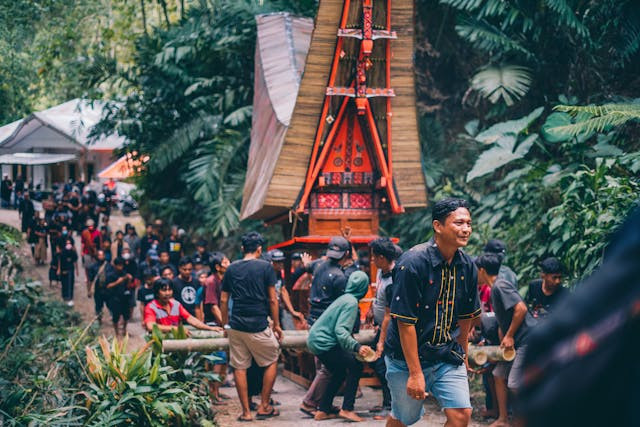 Tari Ma'badong merupakan tradisi penting masyarakat Toraja. Sumber foto: pexels.com