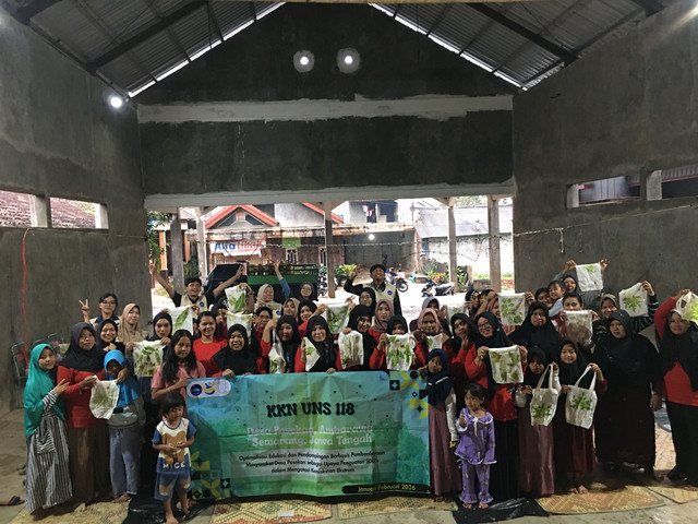 Mahasiswa KKN UNS Kelompok 118 bersama ibu-ibu PKK Dusun Puser, Desa Pasekan, Ambarawa, kompak memamerkan hasil karya ecoprint pada tas kain sebagai bagian dari program pemberdayaan ekonomi kreatif lokal. Sumber: Dok. KKN 118 UNS 2026