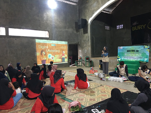 Rahmani Ratu Bilqees, mahasiswa KKN UNS 118, memberikan pemaparan materi strategi digital marketing di hadapan ibu-ibu PKK Desa Pasekan guna mendorong transformasi digital UMKM lokal. Sumber: Dok. KKN 118 UNS 2026