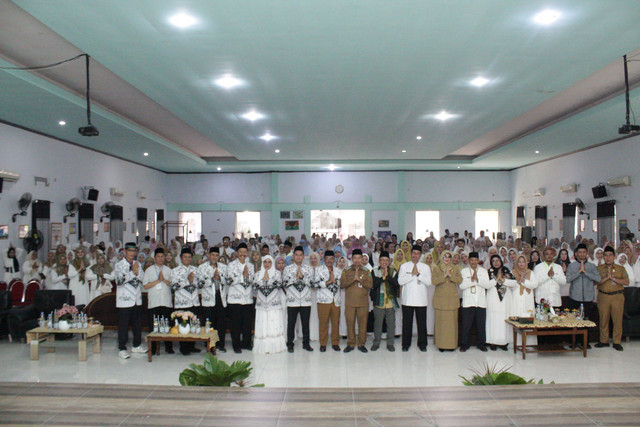 Sedang berselfie bersama Kepala Dinas Pendidikan dan Kebudayaan Kabupaten Sidoarjo (sumber: dok. Seksi dokumentasi)