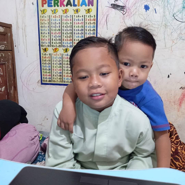 Tugas orang tua adalah mengajak anak-anak kembali menyelami dunia mereka, dengan bermain dengan benda nyata. (Foto Pribadi)