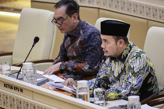 Ketua KPU Mochammad Afifuddin (kanan) bersama Anggota KPU Yulianto Sudrajat (kiri) menyampaikan paparan pada Rapat Dengar Pendapat (RDP) dengan Komisi II DPR di Kompleks Parlemen, Senayan, Jakarta, Senin (30/3/2026). Foto: Dhemas Reviyanto/ANTARA FOTO