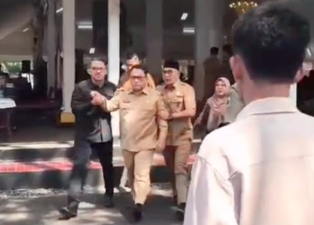 Momen Wabup Lebak Amir Hamzah dikawal keluar dari area acara halal bihalal. Foto: Istimewa
