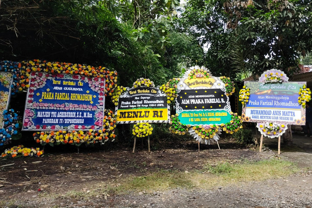 Karangan bunga duka cita berdatangan di rumah duka Prajurit Kepala (Praka) Farizal Rhomadhon di Ledok, Kelurahan Sidorejo, Kapanewon Lendah, Kabupaten Kulon Progo, Selasa (31/3/2026). Foto: Panji/kumparan