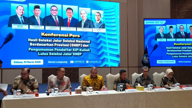 Konferensi Pers Hasil Seleksi Jalur Seleksi Nasional Berdasarkan Prestasi (SNBP) dan Pengumuman Calon Penerima KIP-Kuliah 2026 di Kemendikti, Jakarta, Selasa (31/3/2026). Foto: Kevin Daniel/kumparan