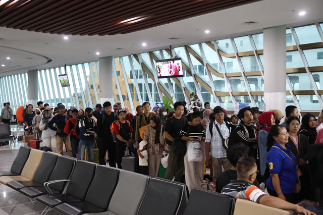 Masyarakat saat antre untuk menyeberang menggunakan kapal ferry. Foto: Dok. ASDP