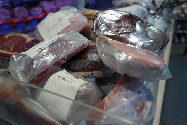 Ilustrasi kelebihan pengemasan shrink dalam industri pengolahan perikanan. Foto: Unsplash