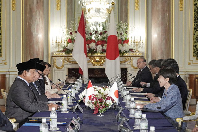 Presiden Indonesia Prabowo Subianto (kiri) dan Perdana Menteri Jepang Sanae Takaichi (kanan) mengadakan pertemuan di Guest House Negara di Tokyo, Jepang, Selasa (31/3/2026). Foto: STR / JAPAN POOL / JIJI PRESS / AFP