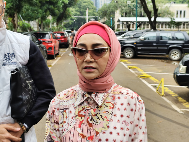 Aktris senior Firdha Razak mendatangi unit Perlindungan Perempuan dan Anak (PPA) Polda Metro Jaya untuk memenuhi panggilan sebagai saksi terkait laporan yang diajukan oleh putranya, Rafi Ikhsan, pada Selasa (31/3/2026). Foto: Salsha Okta Fairuz/kumparan