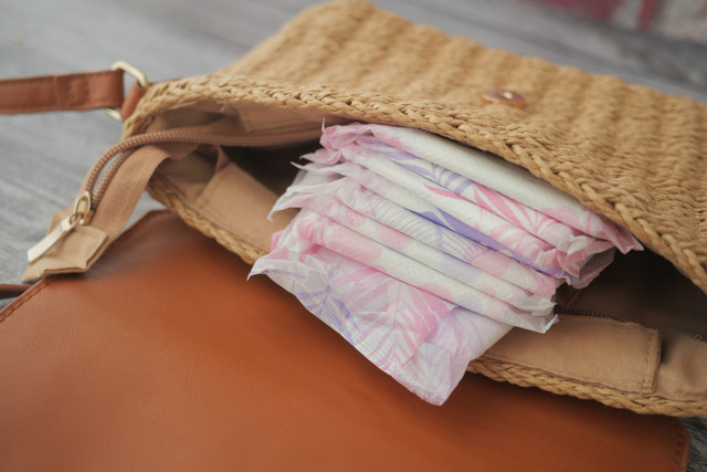 Ilustrasi kemasan pembalut. Foto: Towfiqu ahamed barbhuiya/Shutterstock